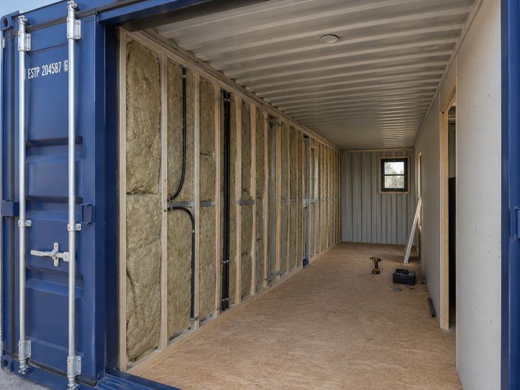 Izolarea interioara a unui container maritim pentru locuinta